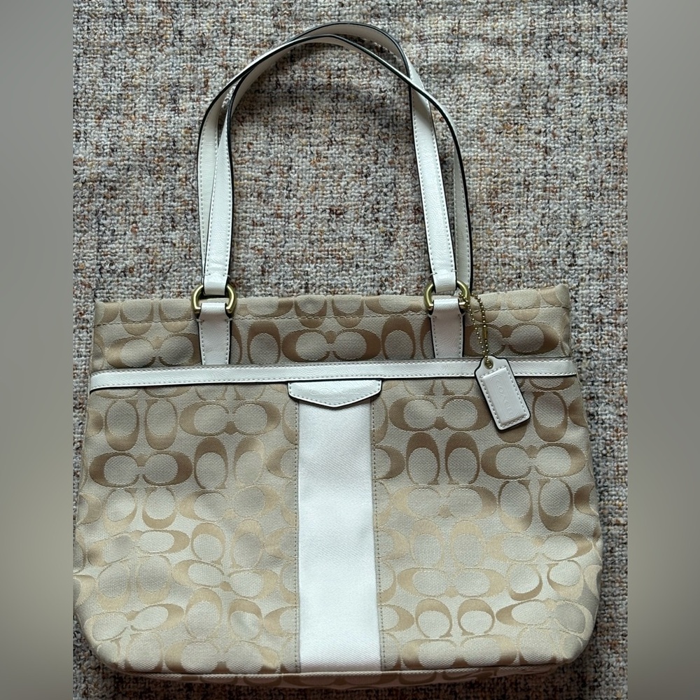✨🤍Coach signature canvas tote w/white and gold detailing🤍✨